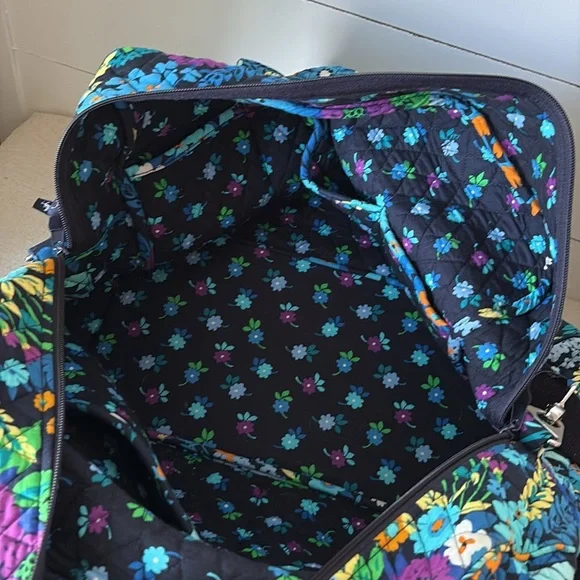 Vera Bradley duffle bag. - Picture 5 of 7
